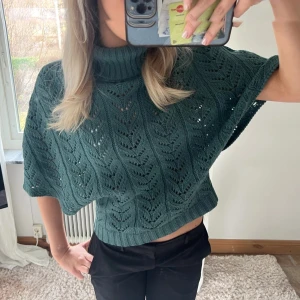 stickad  - Säljer min stickade poncho i mycket bra skick eftersom den inte kommer till användning 💕💕