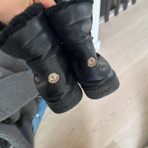 Skor från Moncler - Skit snygga skor ifrån moncler, inga defekter💘