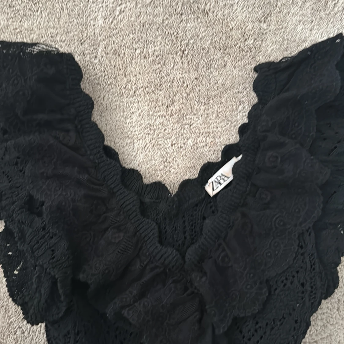 Svart spetsblus med volang från Zara - 1