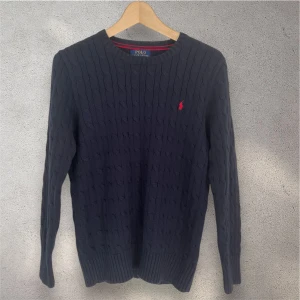 Ralph Lauren Kabelstickad Tröja - Hej! Säljer nu min kabelstickad Ralph Lauren tröja. Den är i utmärkt skick, finns inga alls tecken på användning! Den är i storlek 14 - 16, detta motsvarar ungefär storlek XS i herrstorlek. Tröjan är köpt för 1 565 kronor! Vid eventuella frågor eller funderingar är det bara att hojta till! 