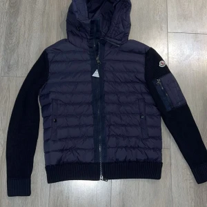 Moncler cardigan Navy blue  - Bara testad. Säljs då den inte passar mig