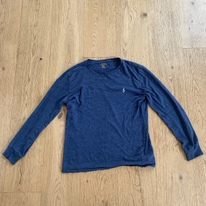 Ralph Lauren tröja blå - Mycket bra skick, knappt använd. Storlek: S-M i vuxenstorlek. Pris kan diskuteras. Perfekt till sommarvädret då den är tunn och blir inte för varm.😁