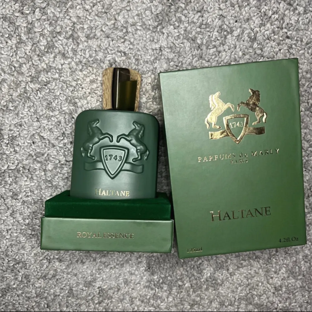 Oklar på äkthet🔥 Parfums de Marly Haltane – 125ml 🔥 Säljer en nästan full flaska av den exklusiva och eftertraktade doften Parfums de Marly Haltane – endast 10 sprayningar har använts! ✔️ Märke: Parfums de Marly ✔️ Modell: Haltane ✔️ Storlek: 125 ml (endast 10 sprayningar använda) ✔️ Nypris: Ca 3500–4000 kr ✔️ Anledning till billigt pris: Korken sitter inte fast ordentligt se sista bild. 84. Perfume.