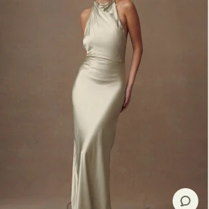 Esther balklänning  - Esther balklänning från Meskhi! Helt ny balklänning med lappen och original förpackningen kvar💕💕 säljer då den är lite för kort för mig tyvärr! Så perfekt till bal och bröllop! En riktigt grön härlig dröm!🌸Pris kan diskuteras och skriv för fler bilder privat💕