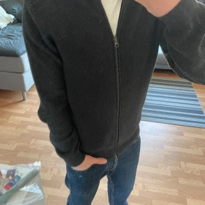 Stickad John Henric zip storlek M - Säljer nu denna stickade zipen av John Henric. Knappt använd så väldigt bra skick. Köpt för 1000kr. Bara att höra av sig vid frågor.