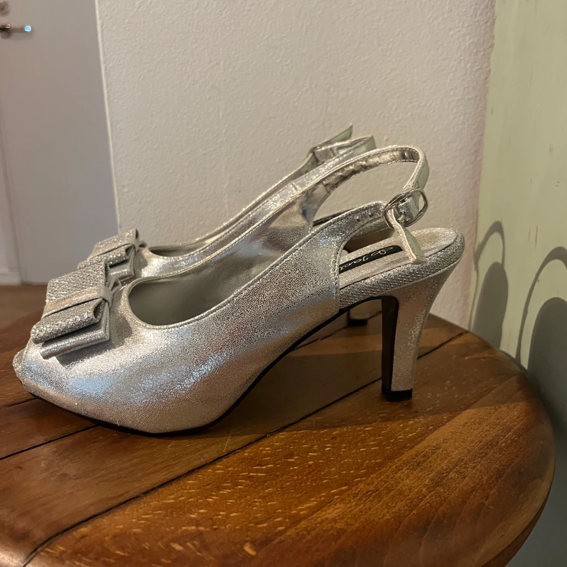 Silvriga klackskor med rosett från Jaclin - 1