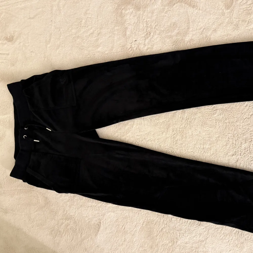 säljer mina svart juicy couture byxor, fint skick bara resåret som blivit lite nopprigt, strl s, 450kr. Farkut & Housut.