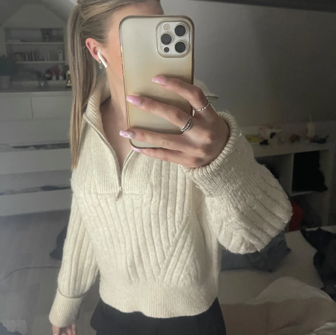 Beige stickad tröja med dragkedja