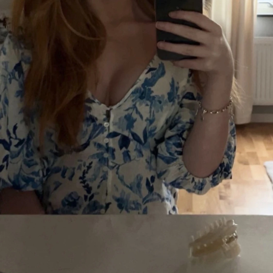 Blommig blus med puffärmar - 1