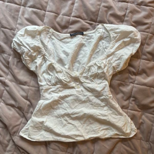 Vit tröja från brandy melville  - En vit tröja från brandy melville. Den har använts några gånger men inga defekter. Det är one size och skriv för fler bilder!!
