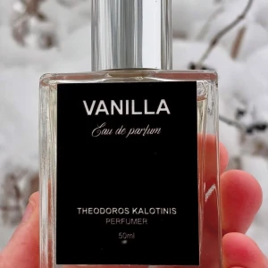 Vanilla Eau de Parfum från Theodoros Kalotinis - Upptäck Vanilla Eau de Parfum, en lyxig doft med toppnoter av karamell, hjärtnoter av vanilj och basnoter av patchouli. Perfekt för dig som älskar söta och varma dofter. 50 ml, enbart testad.