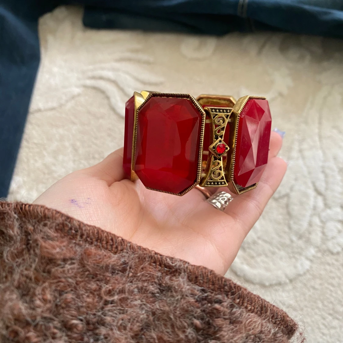 Rött armband med stora stenar