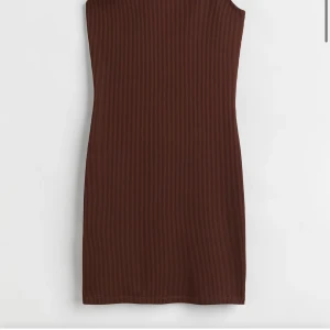 Brun ribbad klänning  - Brun ribbad klänning ifrån h&m aldirg använd säljer för den kommer aldrig till användning köpte för 129kr 