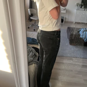 Svarta jeans - Säljer ett par av mina favorit jeans pågrund av att dom blivit för små! Storlek w28 L34