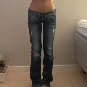 Lågmidjade jeans - Väldigt lågmidjade jeans från Pepe jeans! Har dragit in ett snöre inuti för att kunna spänna midjan (går att dra ur snöret)