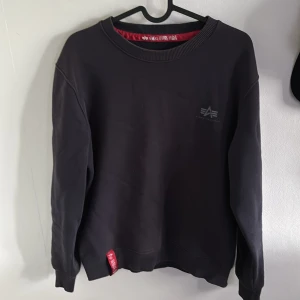 Marinblå tröja från Alpha Industries - Säljer en stilren marinblå tröja från Alpha Industries. Tröjan är i ett gott skick och i ett bra pris, ett riktigt kap! Nypris 800kr, mitt pris 250kr.