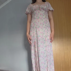 Blommig långklänning med puffärmar - Säljer denna somriga långklänning från bik bok som bara är använd en gång så den är i mycket bra skick, pris går att diskuteras!