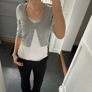 Grå stickad topp/bolero  - Grå trekvartsärmad kofta/bolero i storlek M från H&M. Skulle säga att den även passar S. Fint skick. Använd gärna köp nu!