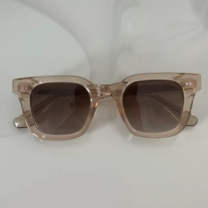 Beige solglasögon från CHIMI - Snygga solglasögon från CHIMI i färgen ECRU och modellen 04. Endast använda vid enstaka tillfällen så de är som nya! Säljer då jag köpt ett par andra. Kommer med originalförpackning och fodral samt rengörningsduk. Kan tänka mig att gå ner i pris vid snabb affär💕