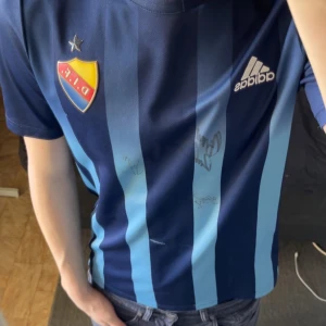 Djurgården matchtröja  - Matchströja - Djurgården - Strl: XS - Sparsamt använd (en minimal defekt som syns på tredje bilden) - Signerad av: Zetterström, Bosse Andersson, Magnus Eriksson - Säsong: 2020/21 - Mitt pris: 899kr - hör av dig vid funderingar 💫