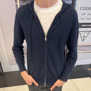 Soft goat cashmere tröja - Säljer en skit snygg soft goat tröja för 900kr. Tillverkad i 100% cashmere. Är använd en del men har inga snynliga deffekter, bara den lilla deffekten på dragkedjan som ni ser på fjärde bilden, men det är inget man tänker på. Om ni har några frågor så finns jag i DM mvh MRcvb