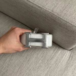 Vitt bälte med H-spänne - 110cm