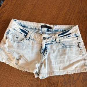 lågmidja jeansshorts  - Snygga ljusa jeansshorts med slitna.  Storlek 36/S!