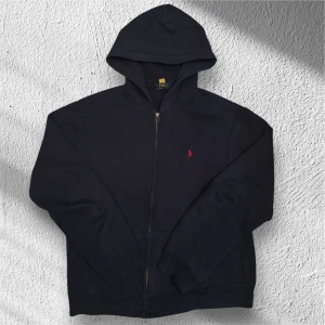 Ralph Lauren Zip  - Tjena! Säljer nu denna feta Ralph Lauren Zip-upen med klassisk deaign! 🤩 Passar perfekt nu till våran och sena sommarkvällar! Tröjan är för övrigt i mycket bra skick och storlek S! Hör av dig vid frågor eller annat🔔