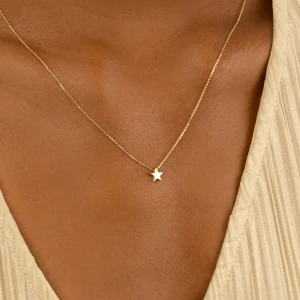 Guldhalsband med stjärnhänge - Elegant guldhalsband med ett litet stjärnhänge. Perfekt för att lägga till en subtil touch av stil till din outfit. Kommer i en fin presentask.