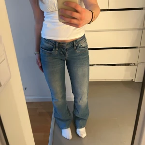 Blå jeans från LTB - Snygga blå jeans från LTB i modellen Valerie 💗 Är low waisted och bootcut 💗 är 160 cm, skriv för fler bilder! Beninnerlängd: 75 cm 💗 Benytterlängd: 93 kr 💗 Midjemått 66 cm