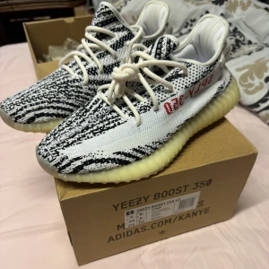 Adidas Yeezy Boost 350 V2 Zebra - Adidas Yeezy Boost 350 V2 Zebra. Storlek 42 2/3 - 43. Helt nya aldrig testade. 