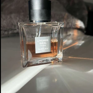 L'Homme Idéal Extrême från Guerlain - Säljer en elegant flaska av L'Homme Idéal Extrême från Guerlain. Parfymen kommer i en stilren, fyrkantig glasflaska med svart kork och en etikett i grått. Doften är intensiv och maskulin, perfekt för den som vill sticka ut. Flaskan rymmer 50 ml.