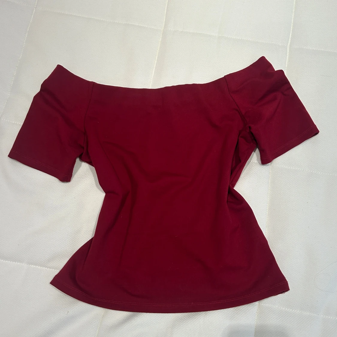 Vinröd off-shoulder tröja