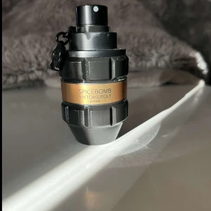 Spicebomb Extreme från Viktor & Rolf - Säljer en flaska Spicebomb Extreme från Viktor & Rolf. Parfymen kommer i en unik flaska formad som en granat med en svart och kopparfärgad design. Perfekt för den som vill ha en kryddig och intensiv doftupplevelse.