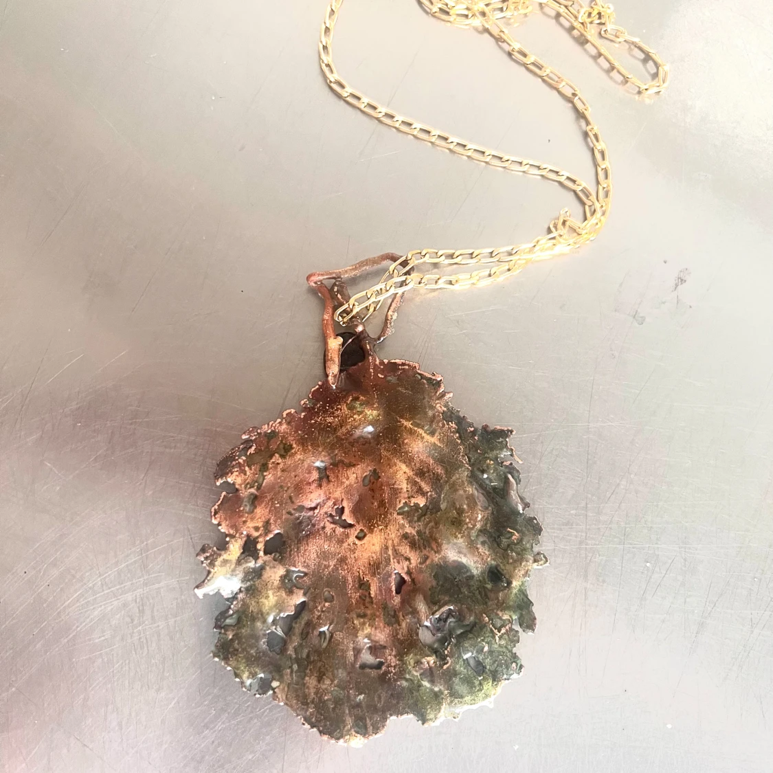 Halsband med lövformat hänge i metall - 1