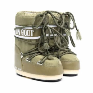 Olivgröna Moon Boots - Säljer ett par olivgröna Moon Boots med kraftig snörning och vit sula. Skorna har en hög och vadderad design med tydlig logga på sidan. Perfekta för kalla dagar när du vill hålla fötterna varma och torra.