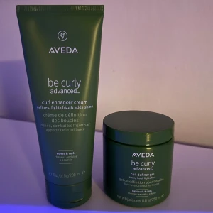 Hårprodukter  - Hårprodukter till vågigt och lockigt hår från märket Aveda. Curl cream och Curl gel. Gelen är använd 3 gånger så ganska full (se bild 2 för att se hur mycket de är kvar). Krämen är använd 3 gånger också så ganska full den med. Båda är köpt för 650kr. En för 225 och båda för 365. Skriv vid intresse.
