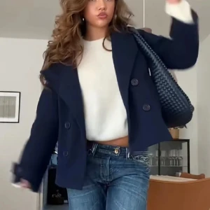 Design by si Marinblå kappa - Säljer min jacka från design by si då jag har växt ur den. Den är marinblå storlek xs/s säljer för 500 ny pris 757