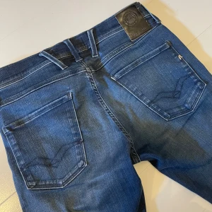 Replay anbass hyperflex  - Replay anbass hyperflex - sjukt bra skick - 28/34 men passar även 28/32 - jag är 177 och dom sitter bra på mig! - hör av er vid frågor💪