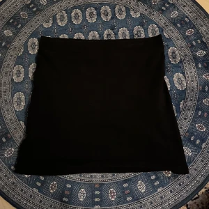 Svart kortkjol från H&M Divided - Snygg svart kortkjol från H&M Divided. Perfekt för en stilren look. Kjolen är enkel och lätt att matcha med olika toppar. står storlek S men jag rekommenderar på M då den är lite stor i storleken.