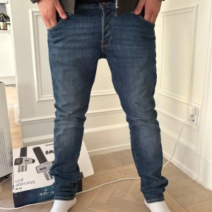 Jack & jones jeans  - Snygga blå jeansbyxor i storlek 32/32, dem passar mig som är 183cm, riktigt najs färg och passform! Mörkblå jeans från Jack & jones