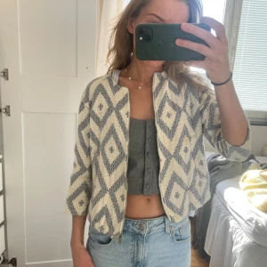 Kofta/jacka - Jättefin kofta som man även kan använda som jacka nu till våren och sommaren. Den har en liten fläck på framsidan, se sista bilden