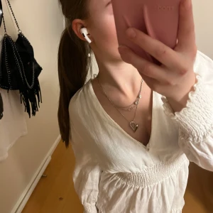 Vit klänning från Zara - Säljer nu denna superfina vita klänningen från Zara med v-ringning och långa ärmar😍