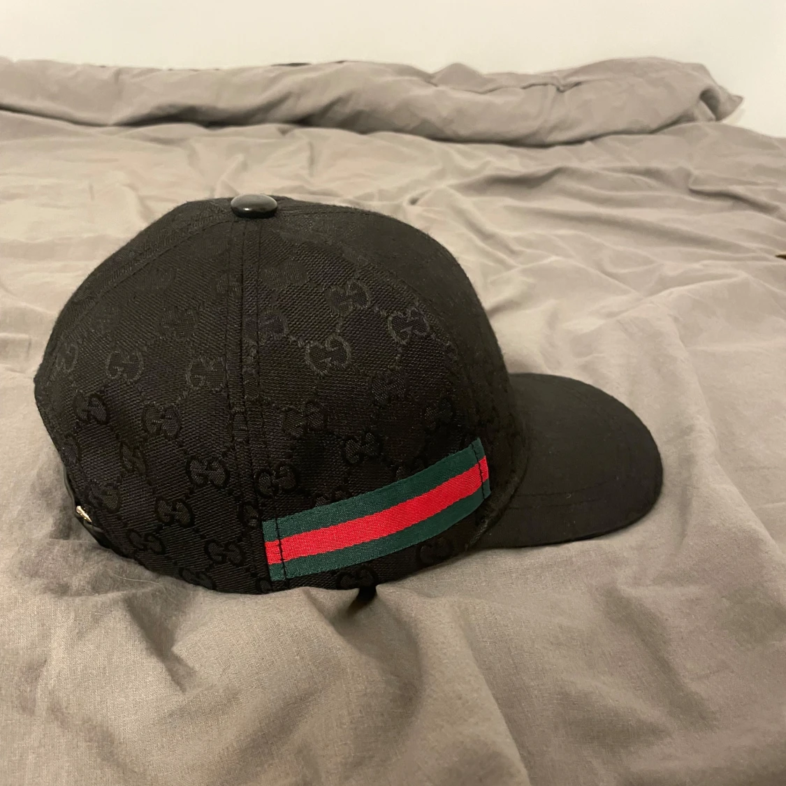 Svart keps med logotypmönster - 1