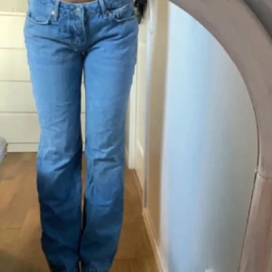 Ljusblåa ICON jeans - Säljer ett par ljusblåa ICON jeans i strl M från Lager 157! 💙 De finns hemmagjorda snören i jeansen midja ifall man vill ha tightare där! (De syns inte utanpå eller känns) Pris: 199kr, inte använts mycket!