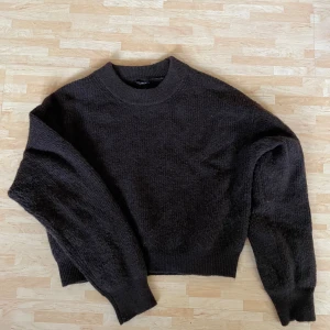 Mörkbrun stickad tröja - Mysig mörkbrun stickad tröja från Lindex med rund halsringning och långa ärmar. Den är använd endast en gång och är i storlek S.
