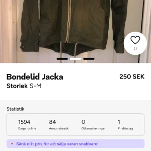 Grön jacka från Bondelid - Snygg grön jacka från Bondelid med dragkedja framtill och snörning i midjan. Jackan har långa ärmar och klassisk krage. Perfekt för lager-på-lager under svalare dagar.