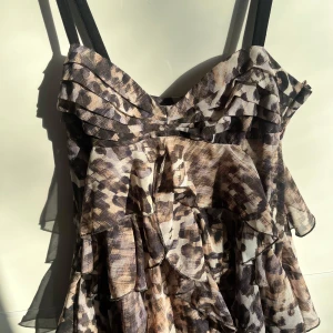 Leopardmönstrad klänning - Säljer en leopardmönstrad klänning från H&M. Storlek 36/S!