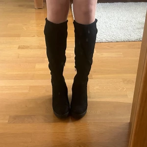 Svarta höga stövlar med klack - Säljer ett par svarta höga stövlar som är perfekta till våren/hösten!