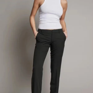 Svarta kostymbyxor - Snygga svarta kostymbyxor med en klassisk passform. De är från bikbok i den gamla modellen, storlek 42 men de är insydda lite i midjan, 40/41 cm i midjemått🥰 använda få gånger och säljer eftersom de är för stora❤️